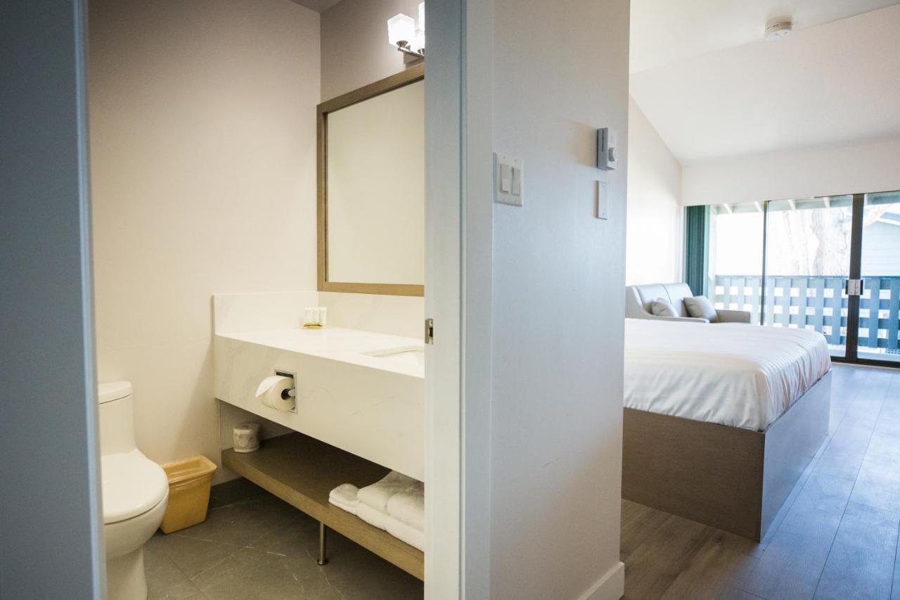 Sand Pebbles Inn Qualicum Beach Dış mekan fotoğraf